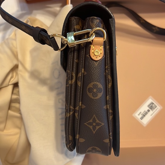 Louis Vuitton Pochette Métis - Picture 10 of 12